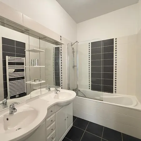 Grand T2 Proche Avec Wifi, Ascenseur Et Cuisine Equipee - Fr-1-197-135 *