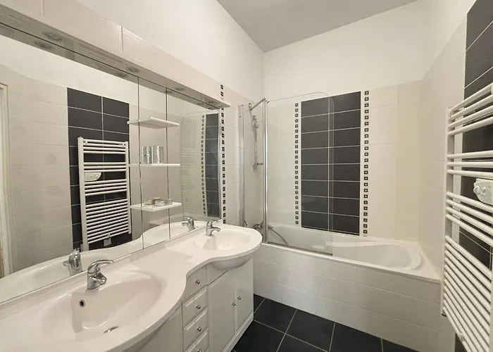 Grand T2 Proche Avec Wifi, Ascenseur Et Cuisine Equipee - Fr-1-197-135 *